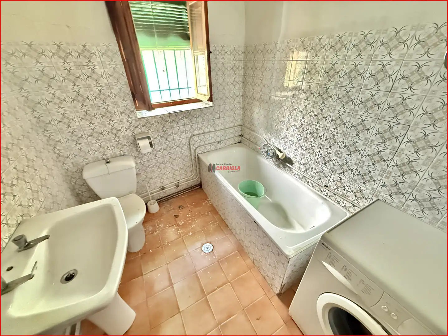 Badezimmer von Einfamilien-Reihenhaus zum Verkauf in Gerindote mit Möbliert