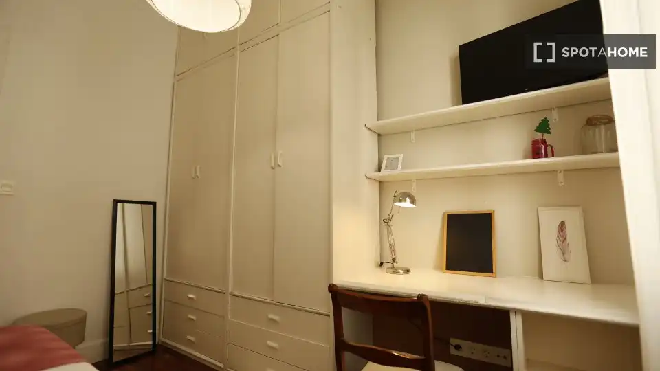 Bedroom of Flat for share in Bilbao   with Air Conditioner, Heating and Terrace