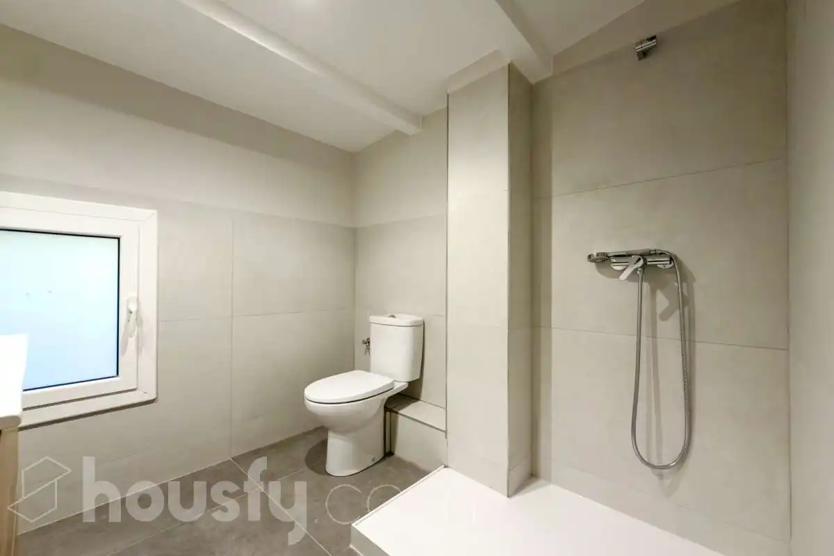 Baño de Planta baja en venta en Barcelona con Parquet