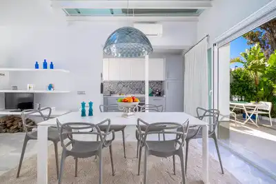 Menjador de Casa o xalet en venda en Marbella amb Aire condicionat, Calefacció i Jardí privat