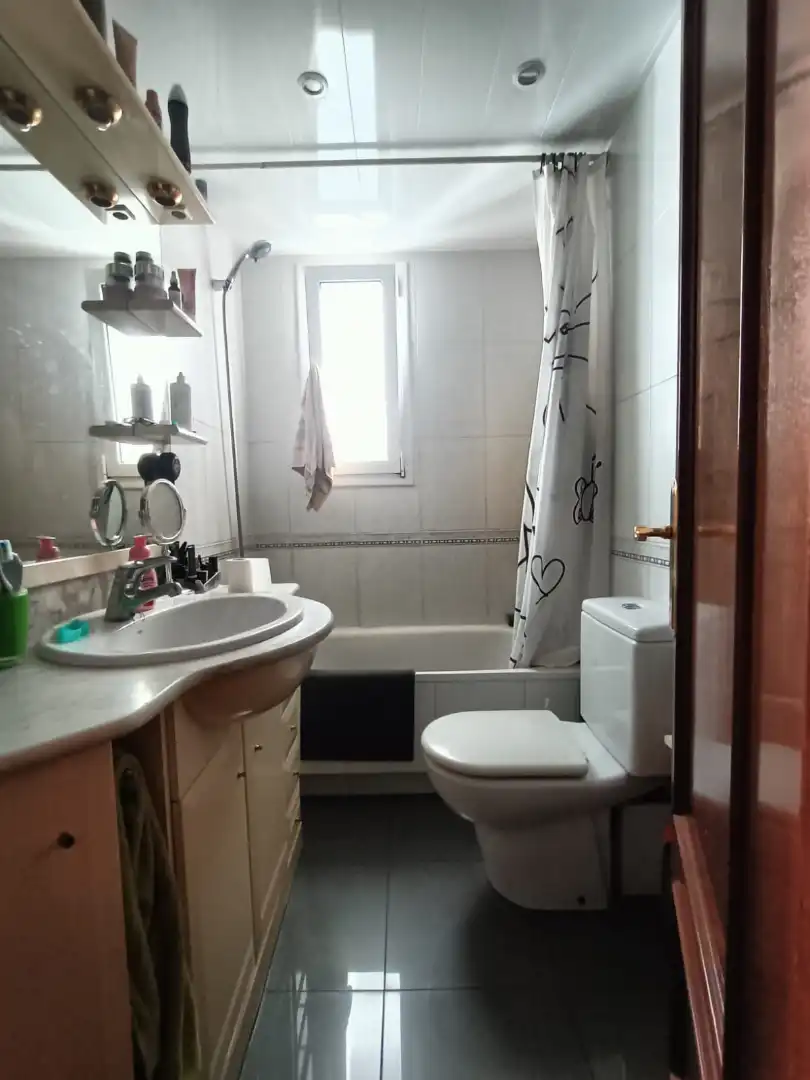 Badezimmer von Wohnung zum Verkauf in Barcelona mit Klimaanlage, Heizung und Parkett