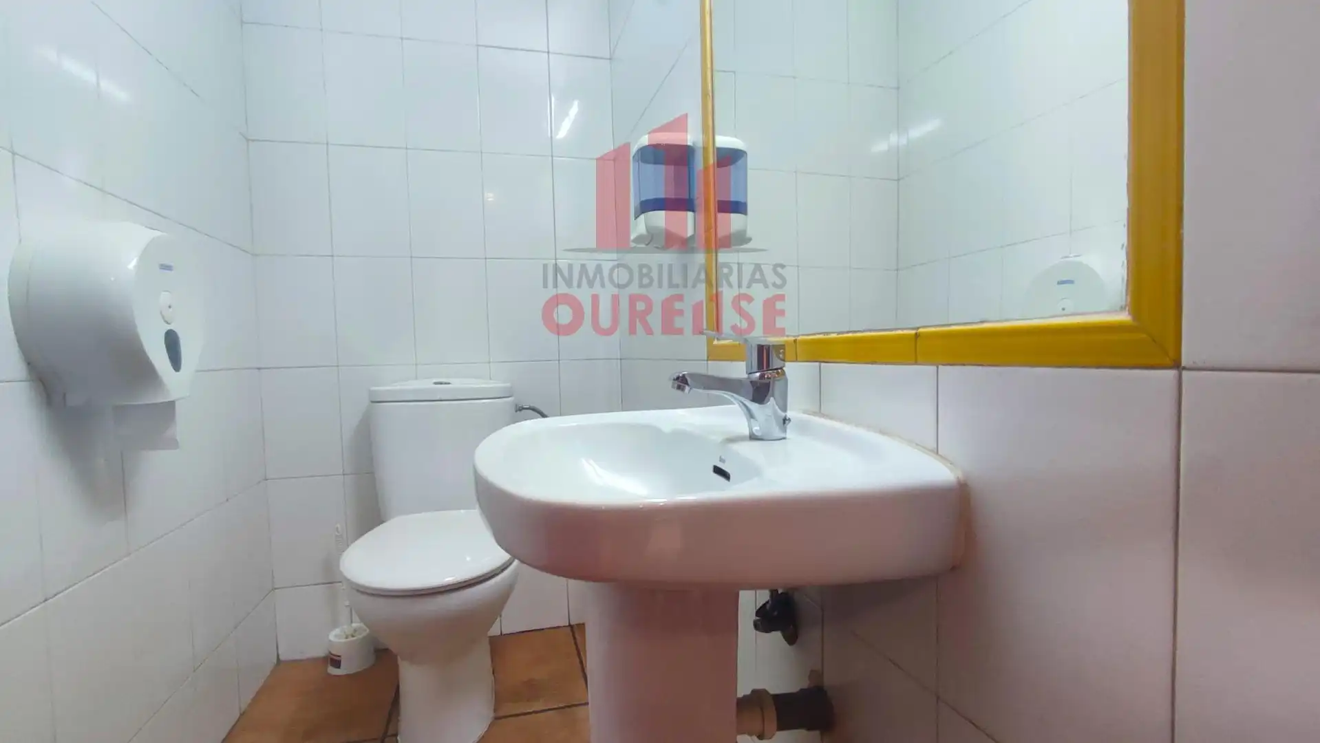 Bany de Local de lloguer en Ourense Capital  amb Moblat