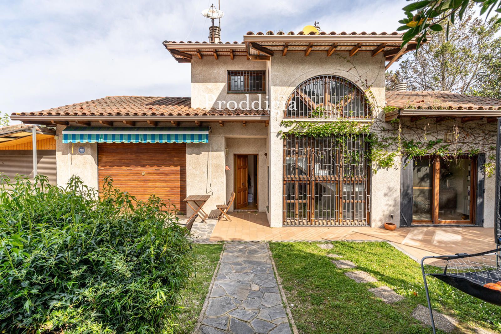 Vista exterior de Casa o xalet en venda en Sant Cugat del Vallès amb Aire condicionat, Calefacció i Jardí privat