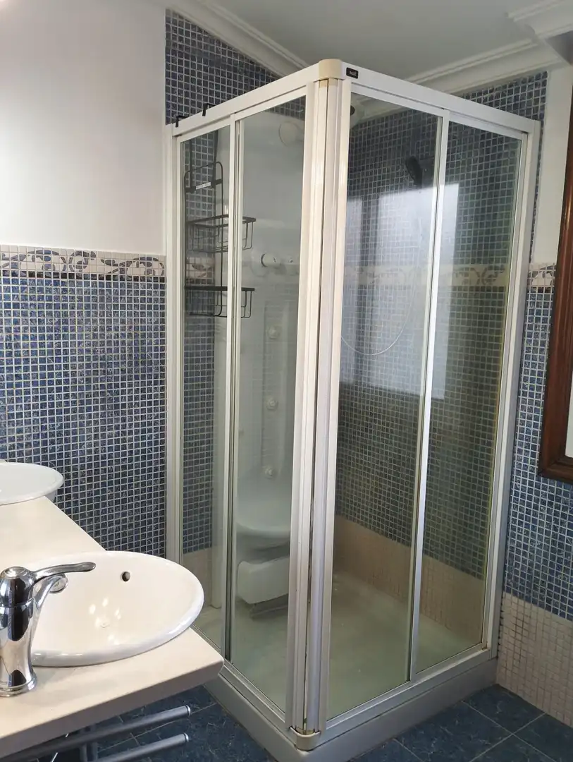 Bathroom of Flat for rent in Vigo   with Heating and Parquet flooring