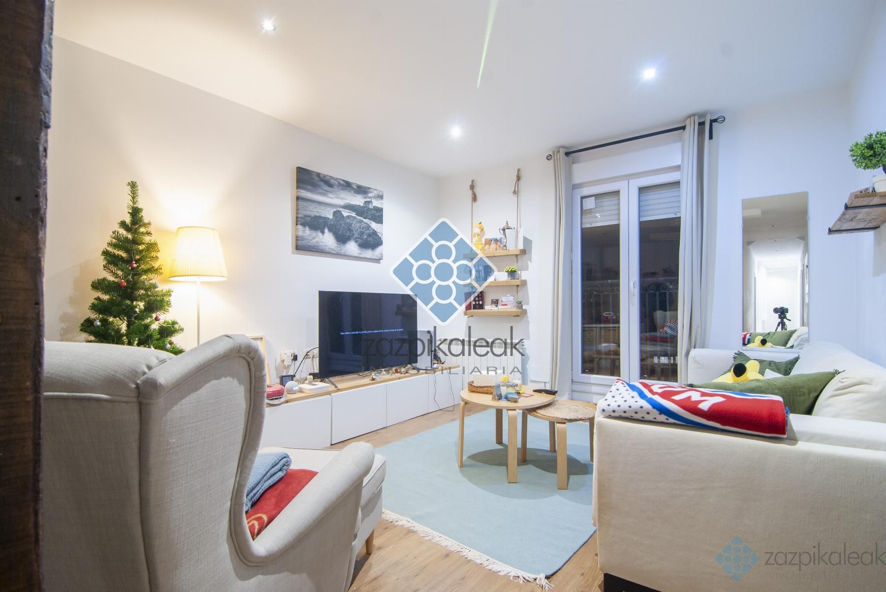 Sala d'estar de Pis en venda en Bilbao  amb Calefacció i Balcó