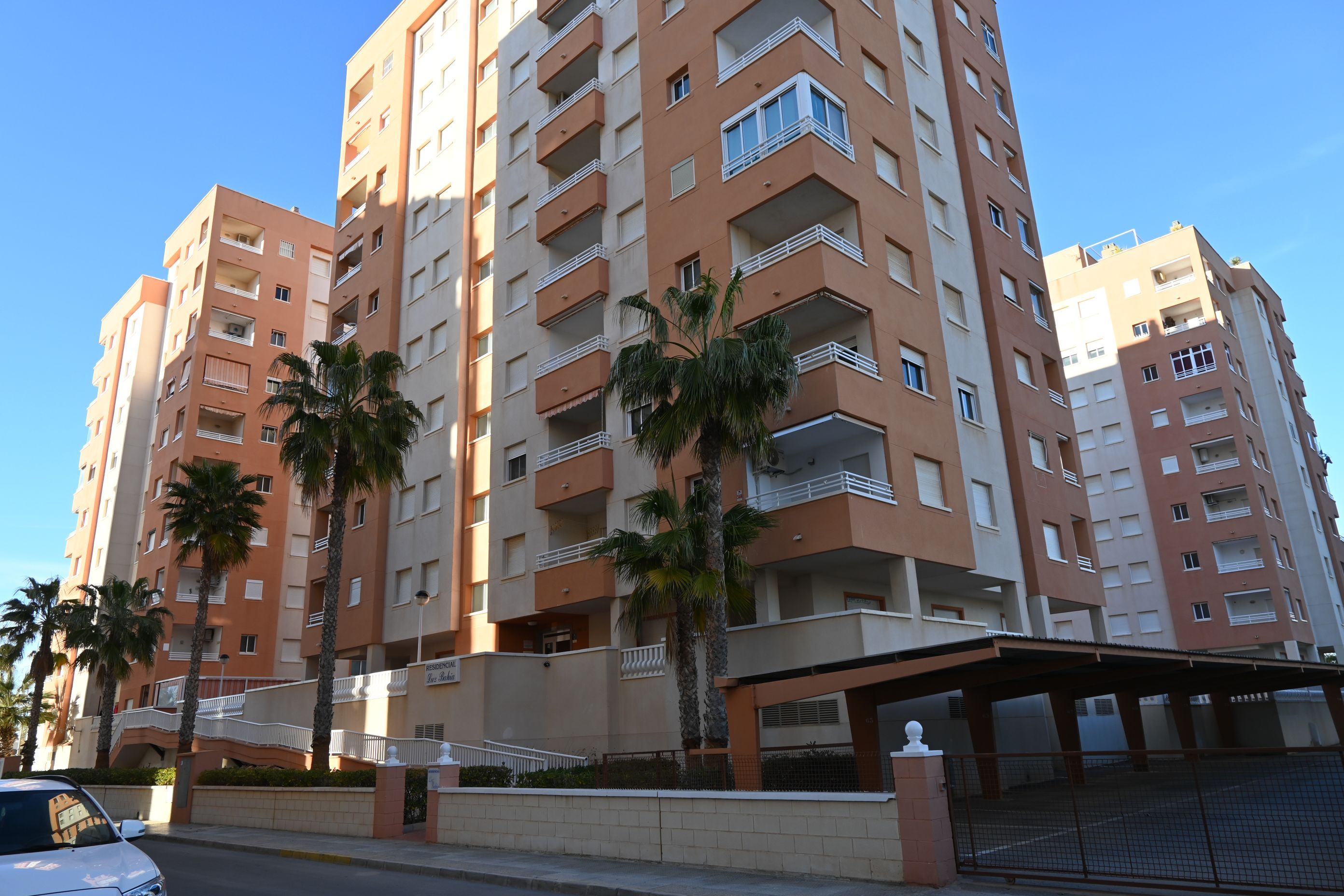 Vista exterior de Apartament en venda en La Manga del Mar Menor amb Jardí privat, Terrassa i Piscina