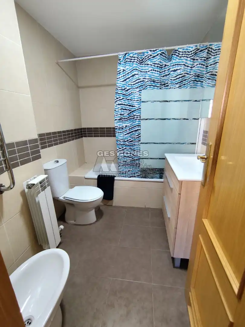Bathroom of Flat for share in Granada  with Heating, Parquet flooring and Furnished
