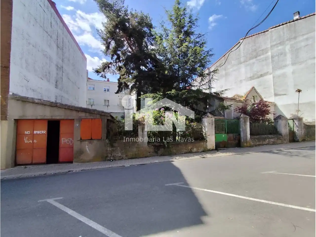 Vista exterior de Casa o xalet en venda en Las Navas del Marqués  amb Jardí privat