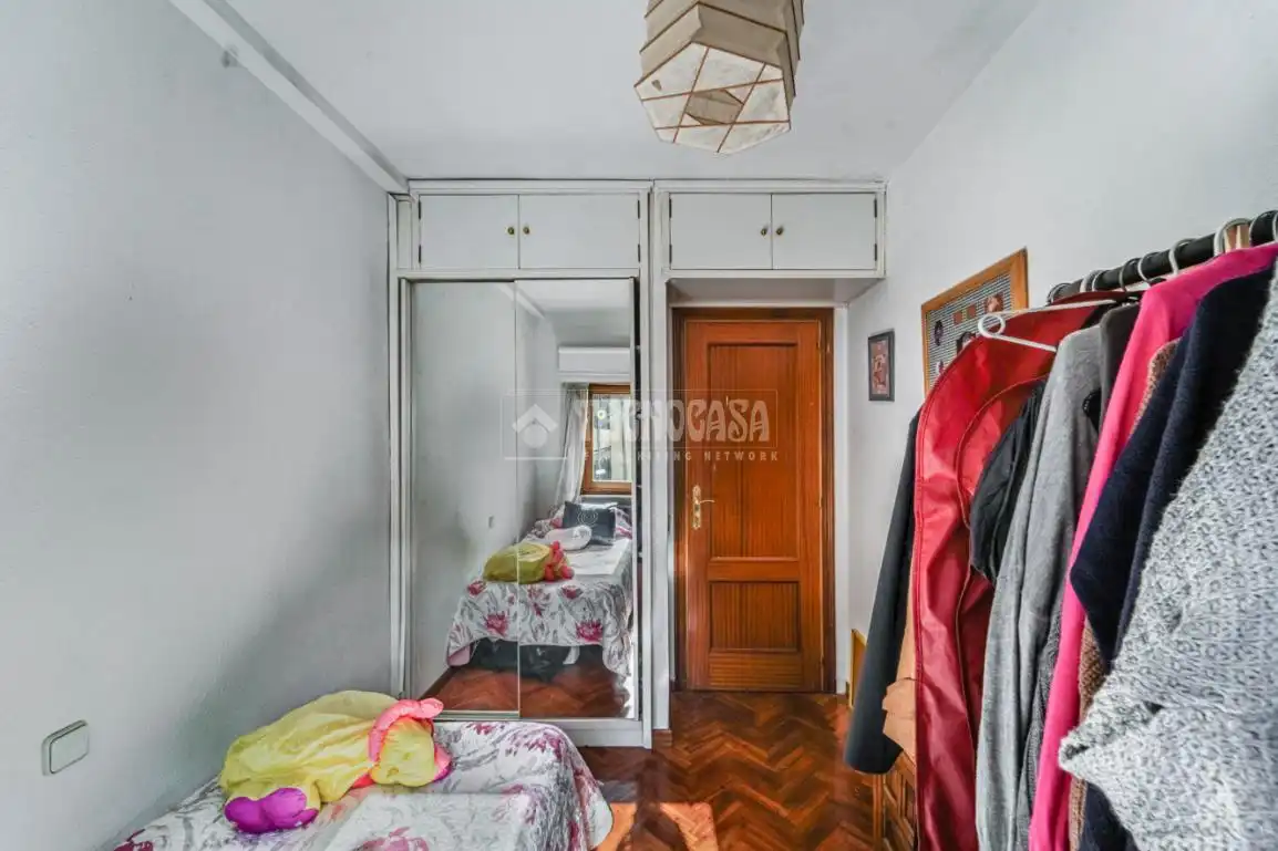 Habitación de Piso en venta en Madrid con Parquet y Balcón