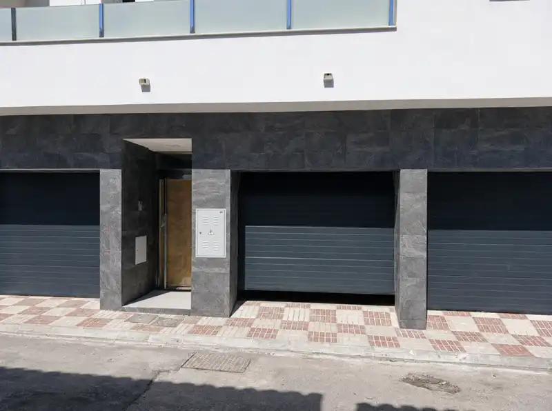 Vista exterior de Pis en venda en Churriana de la Vega amb Parquet, Terrassa i Traster