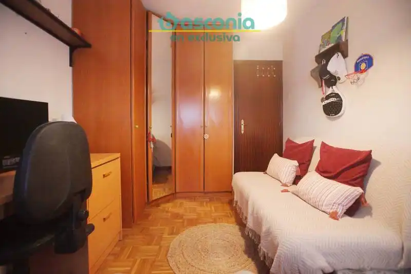 Dormitori de Pis en venda en Basauri  amb Calefacció, Traster i Moblat