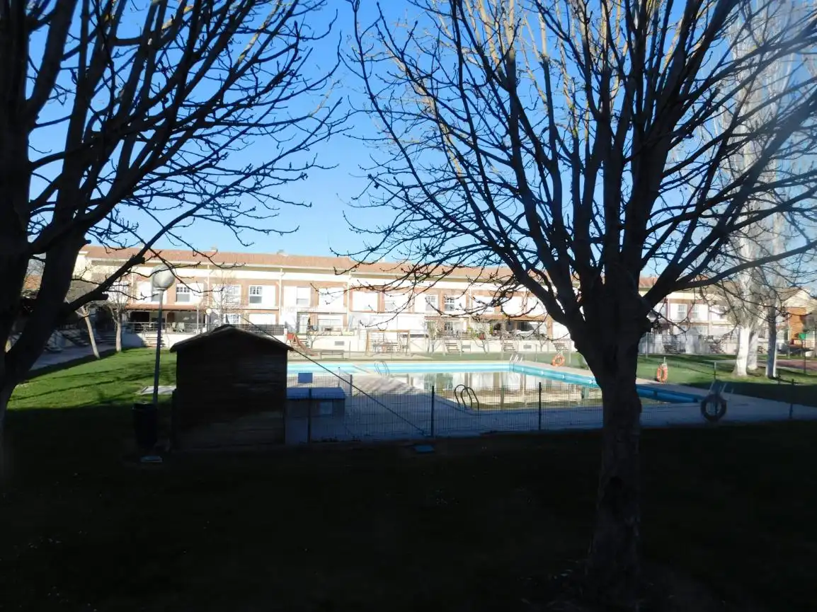 Schwimmbecken von Einfamilien-Reihenhaus zum Verkauf in Villanueva de Gállego