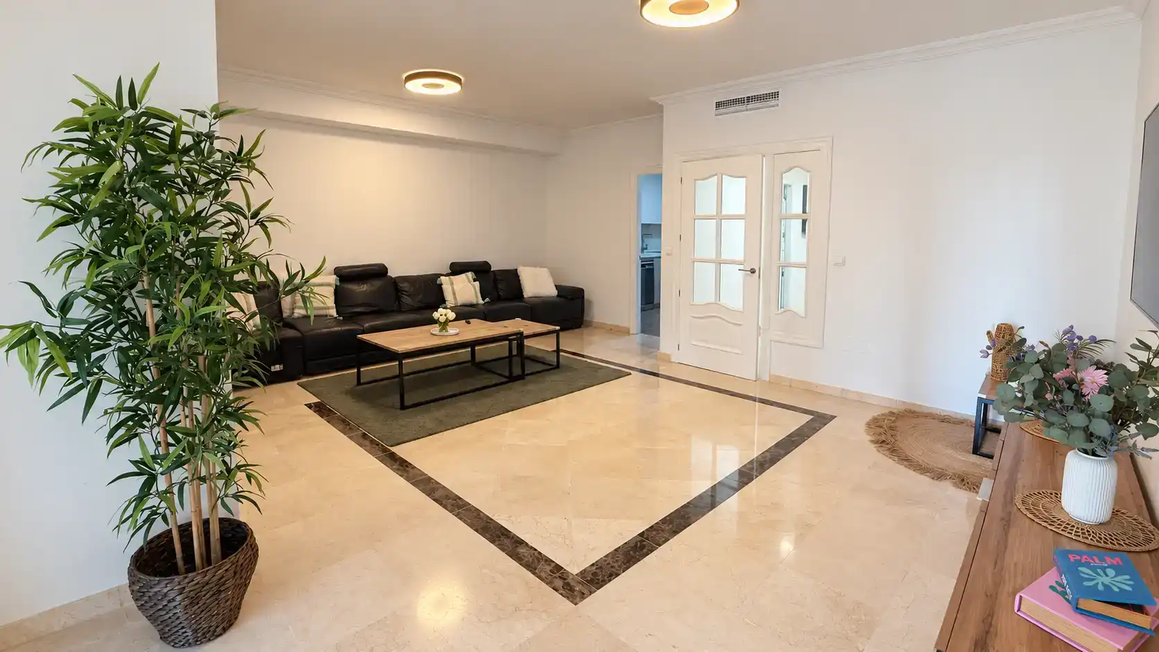 Sala d'estar de Casa adosada en venda en Marbella amb Aire condicionat, Piscina i Balcó