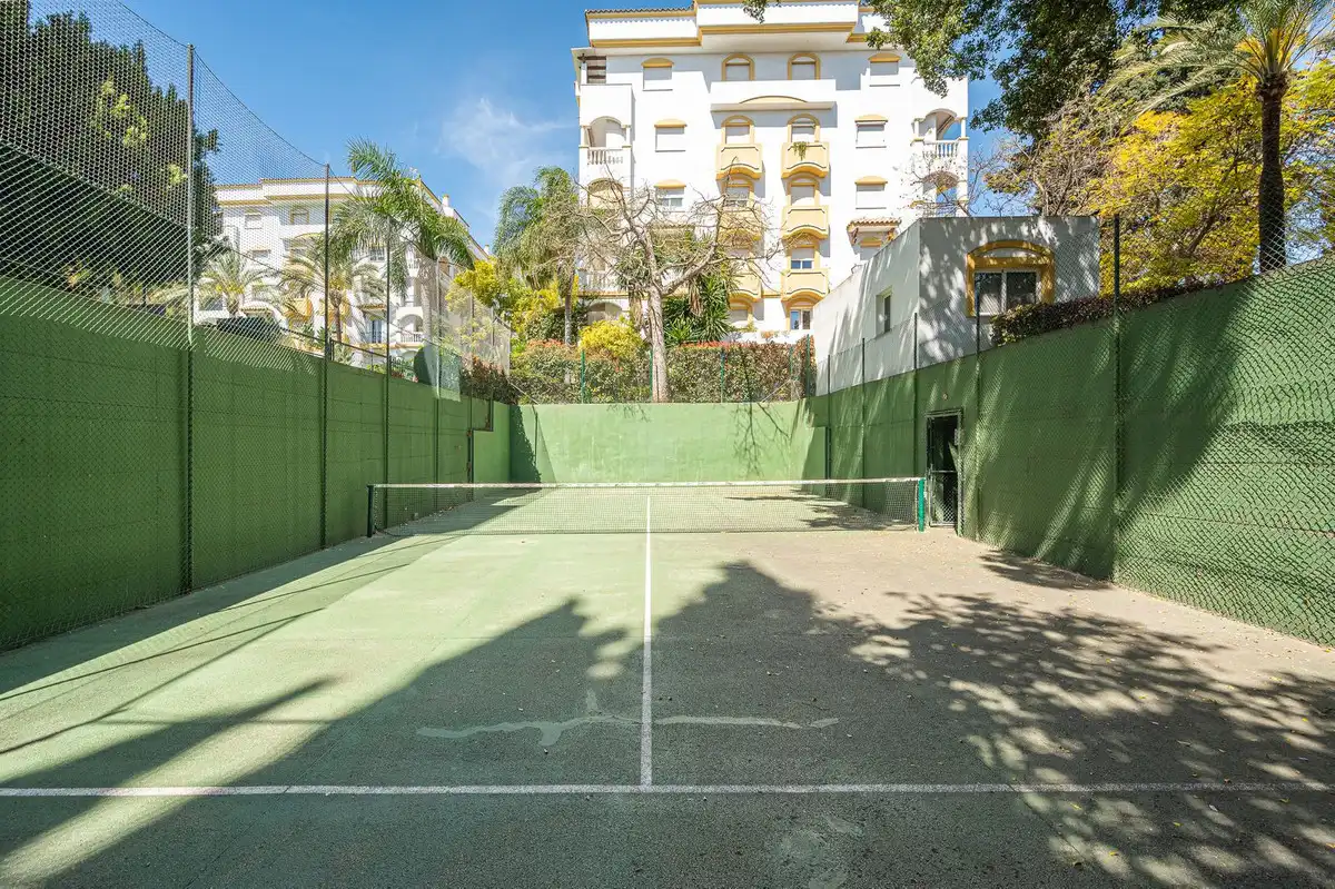 Vista exterior de Àtic en venda en Marbella amb Aire condicionat, Terrassa i Moblat