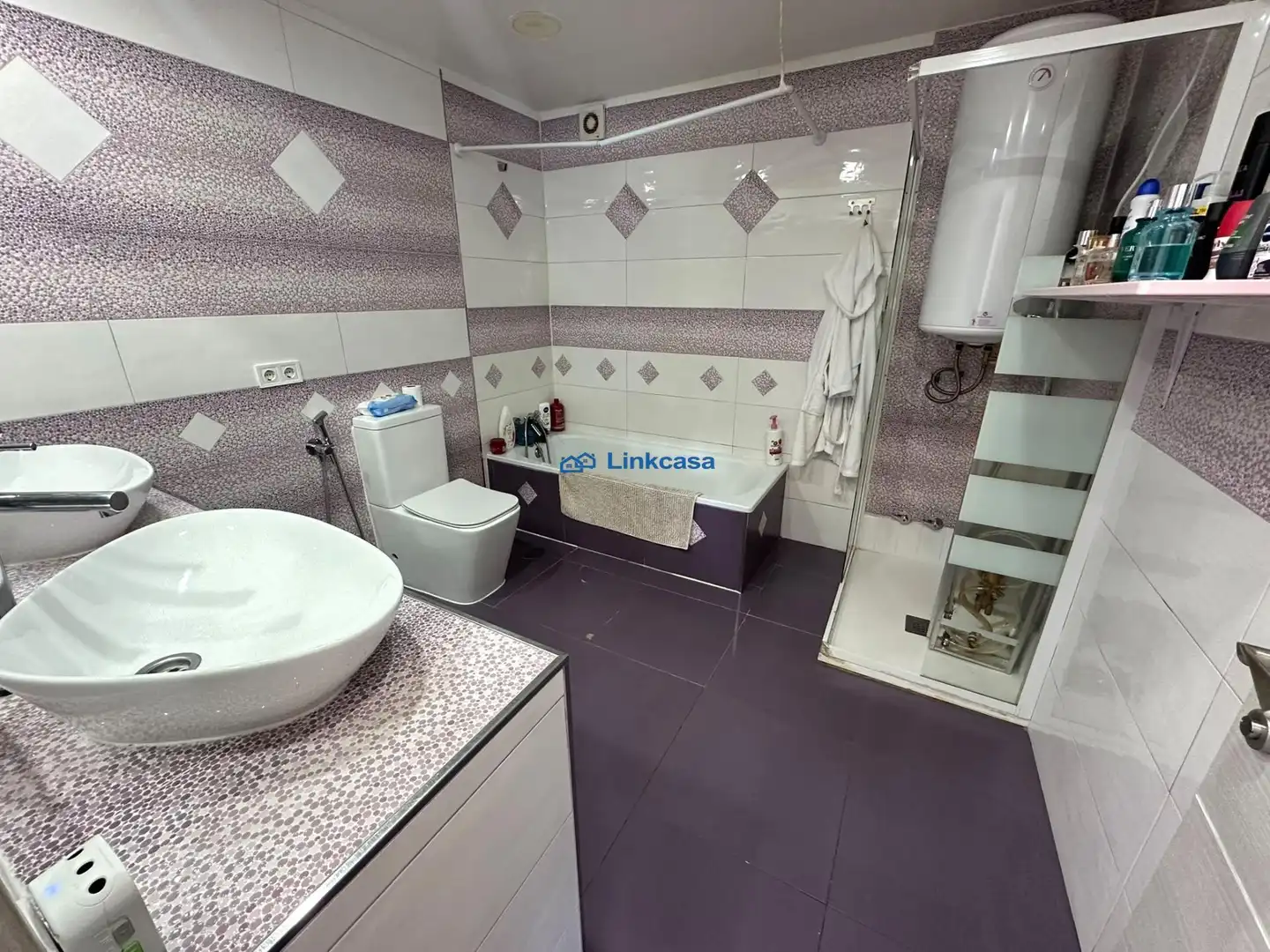 Bathroom of Flat for sale in Madrid  with Air Conditioner and Heating