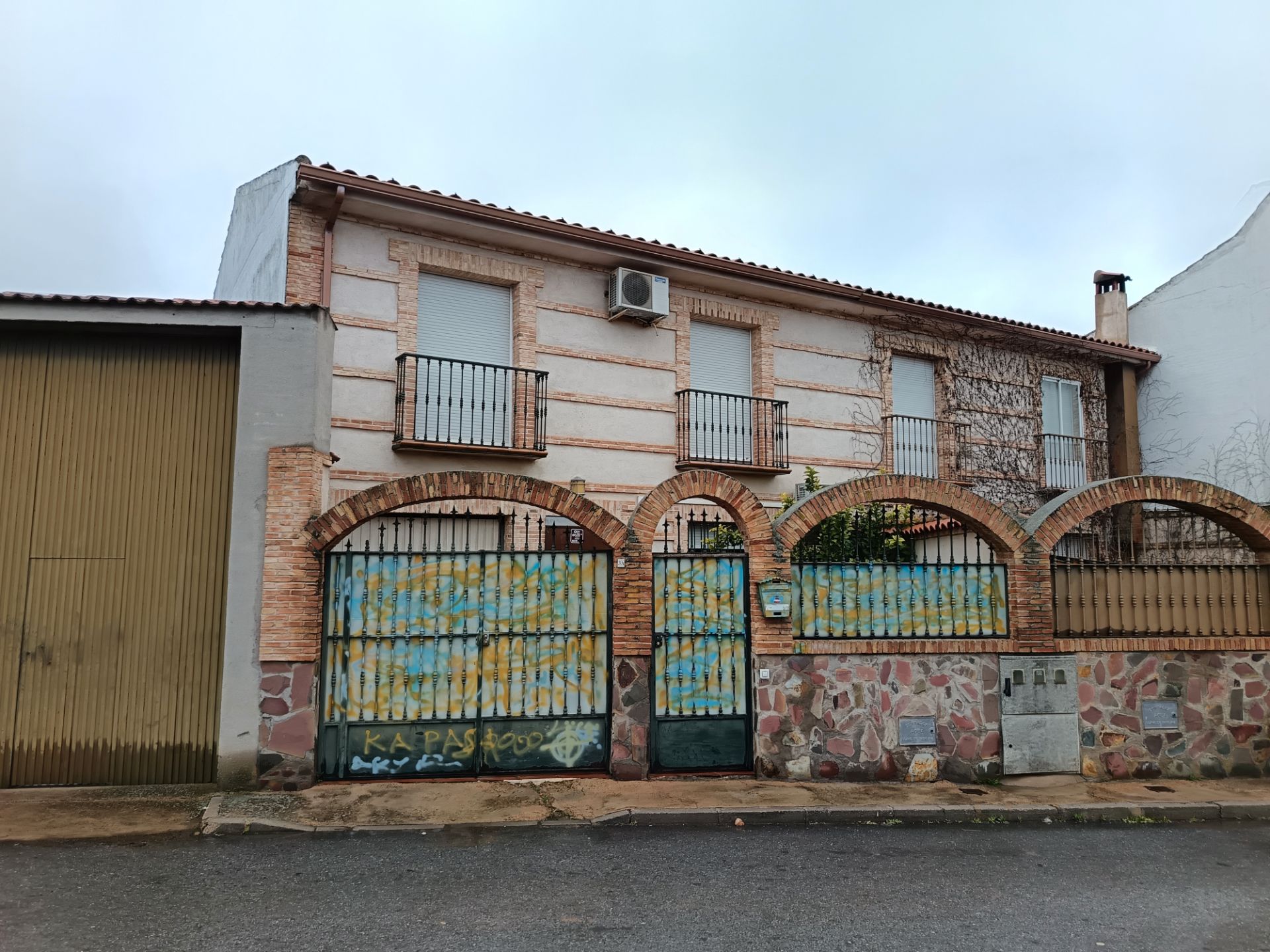 Exterior view of Single-family semi-detached for sale in Alcolea de Calatrava  with Air Conditioner, Heating and Terrace
