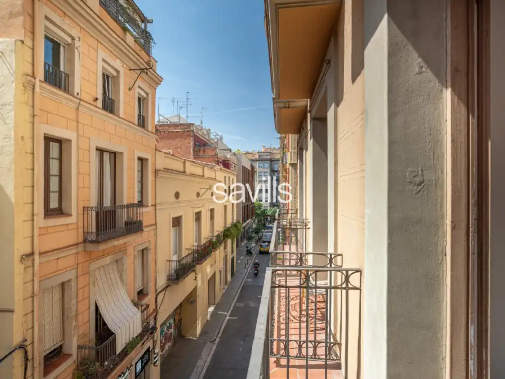 Dormitori de Apartament en venda en Barcelona amb Aire condicionat i Balcó