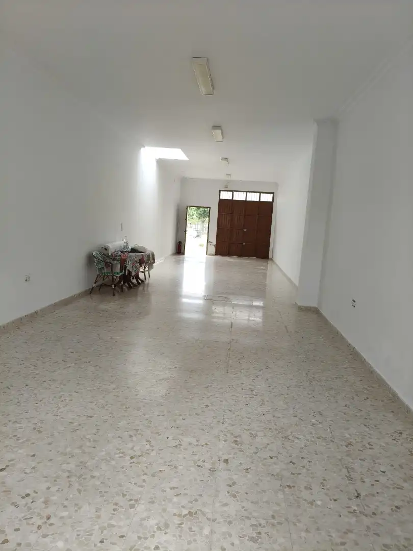 Local comercial de lloguer a Calle Rafael Alberti 5