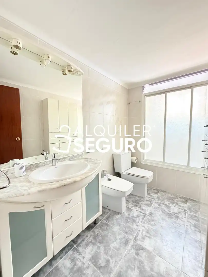 Baño de Piso de alquiler en Vila-real con Aire acondicionado, Calefacción y Amueblado