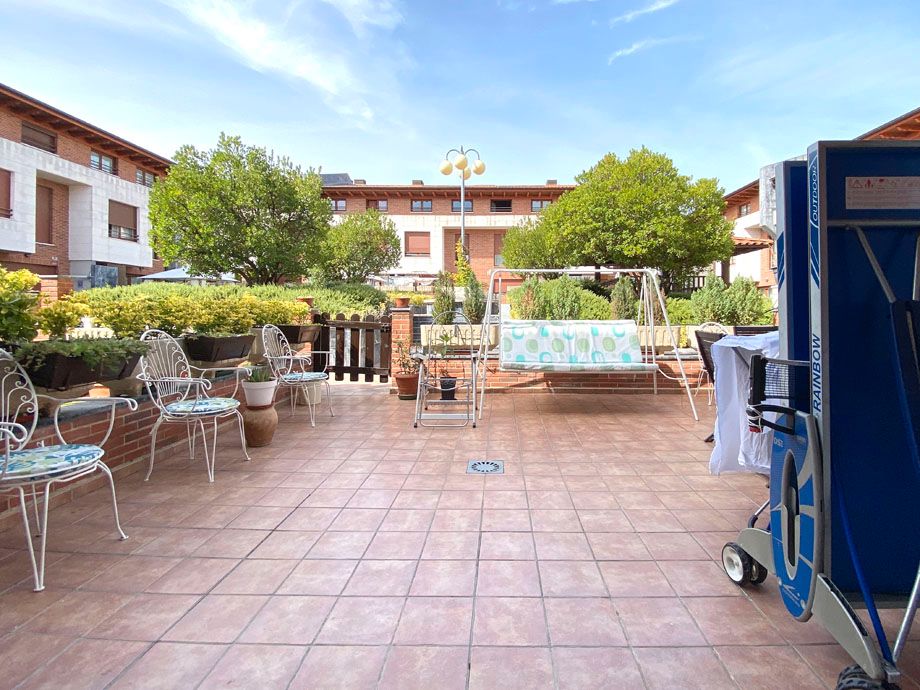 Terrassa de Casa o xalet en venda en Miranda de Ebro amb Calefacció, Jardí privat i Traster