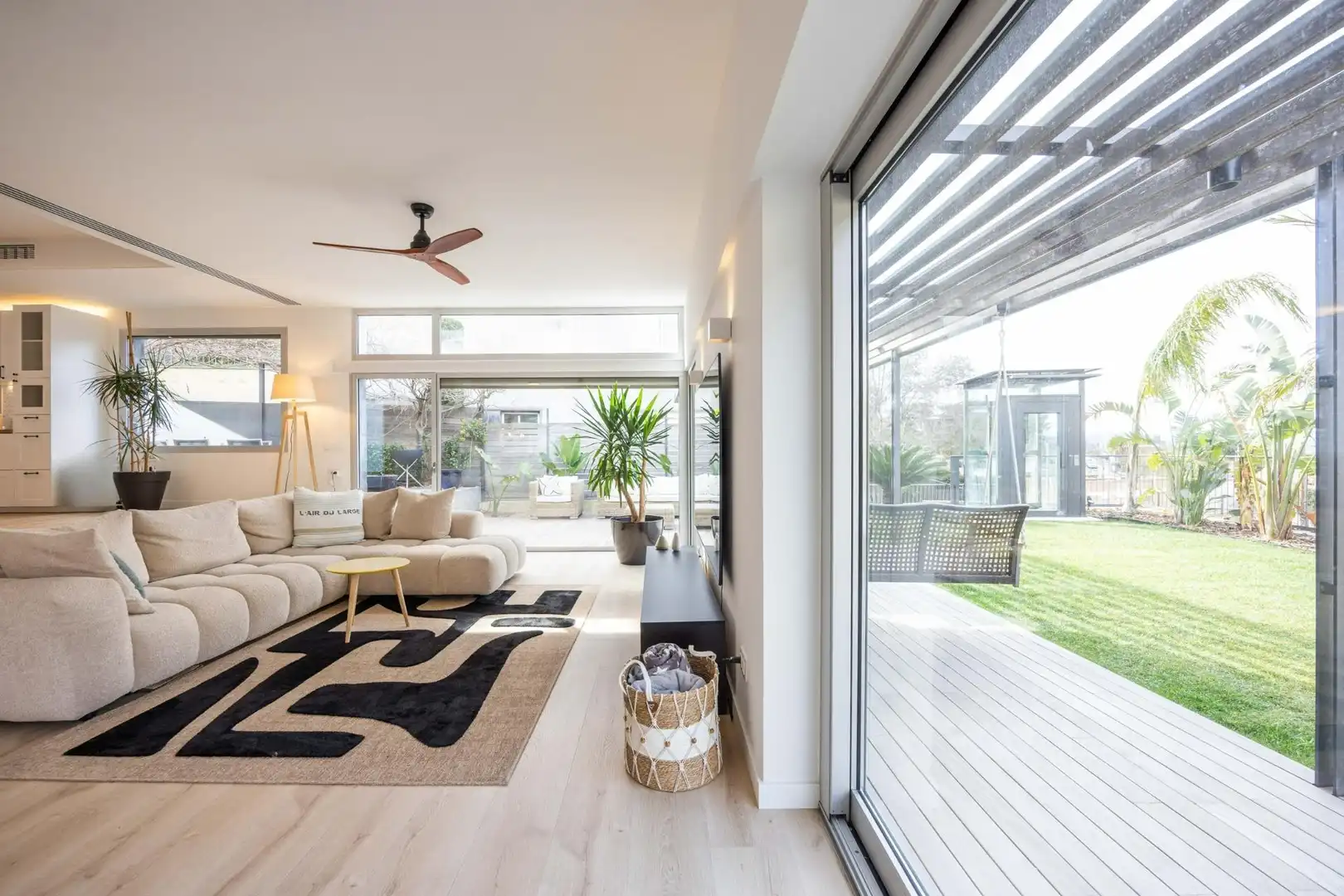 Sala d'estar de Casa o xalet en venda en Esplugues de Llobregat amb Aire condicionat, Calefacció i Jardí privat