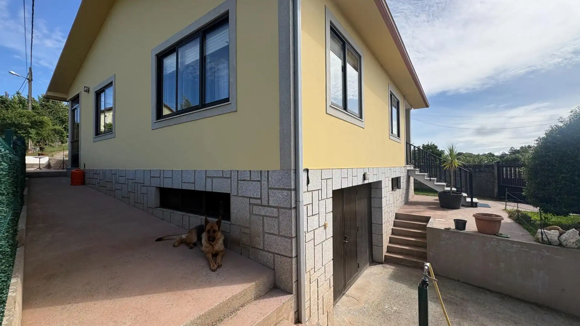 Vista exterior de Casa o xalet en venda en Mugardos amb Calefacció