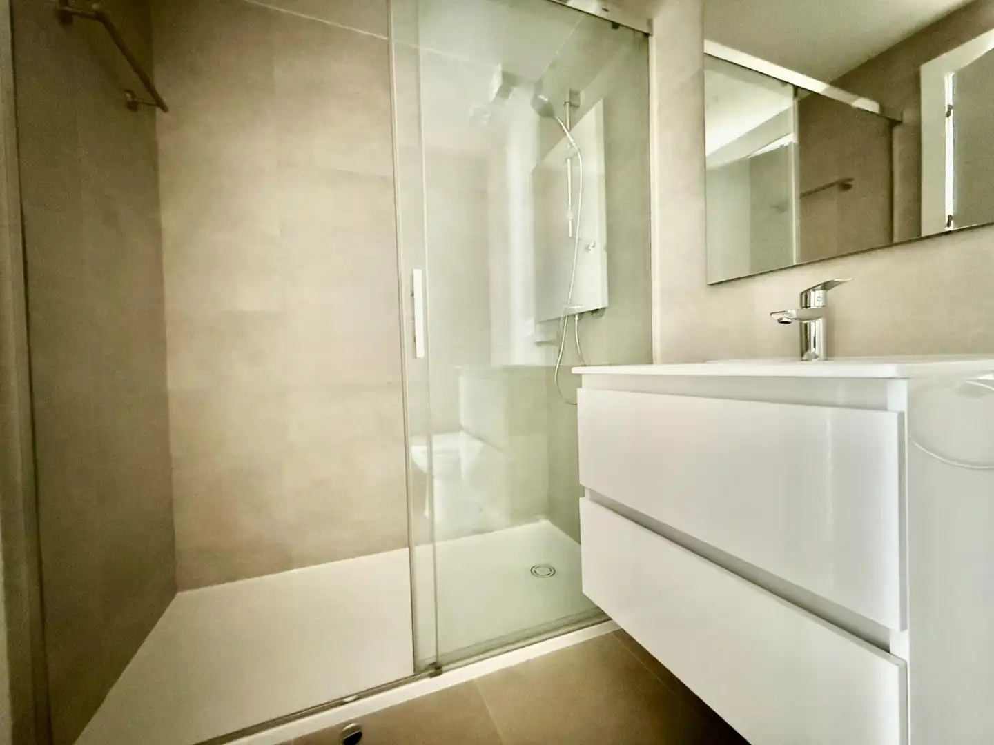 Badezimmer von Wohnung zur Miete in Sevilla mit Klimaanlage, Heizung und Privatgarten