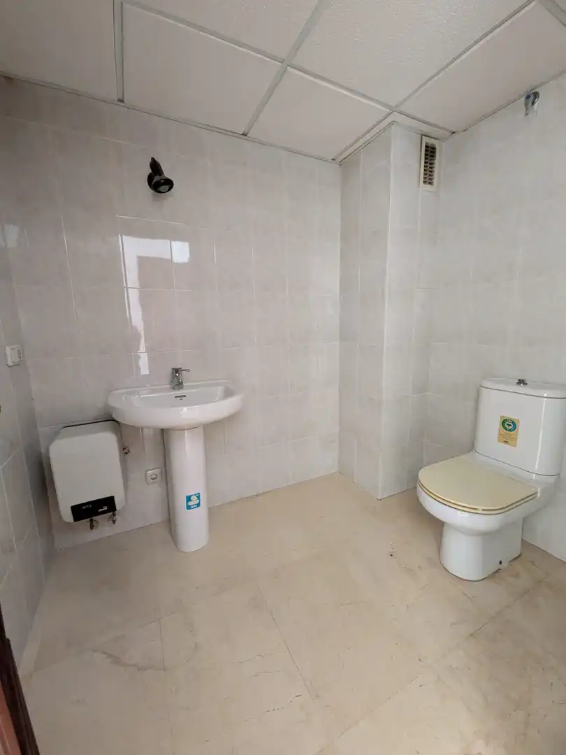 Bathroom of Office for rent in  Logroño  with Air Conditioner, Heating and Storage room