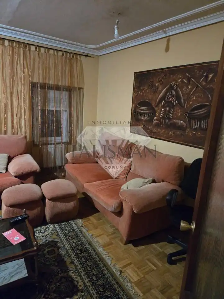 Sala d'estar de Casa o xalet en venda en Arteixo amb Calefacció, Jardí privat i Moblat