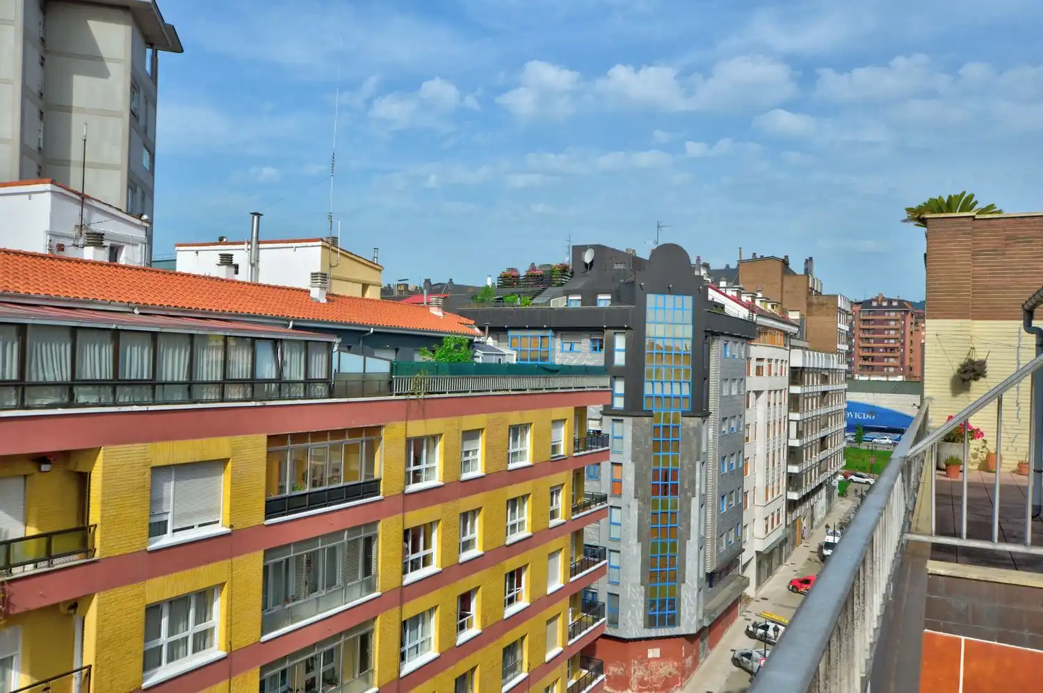 Außenansicht von Wohnung zum Verkauf in Oviedo  mit Heizung, Terrasse und Schwimmbad