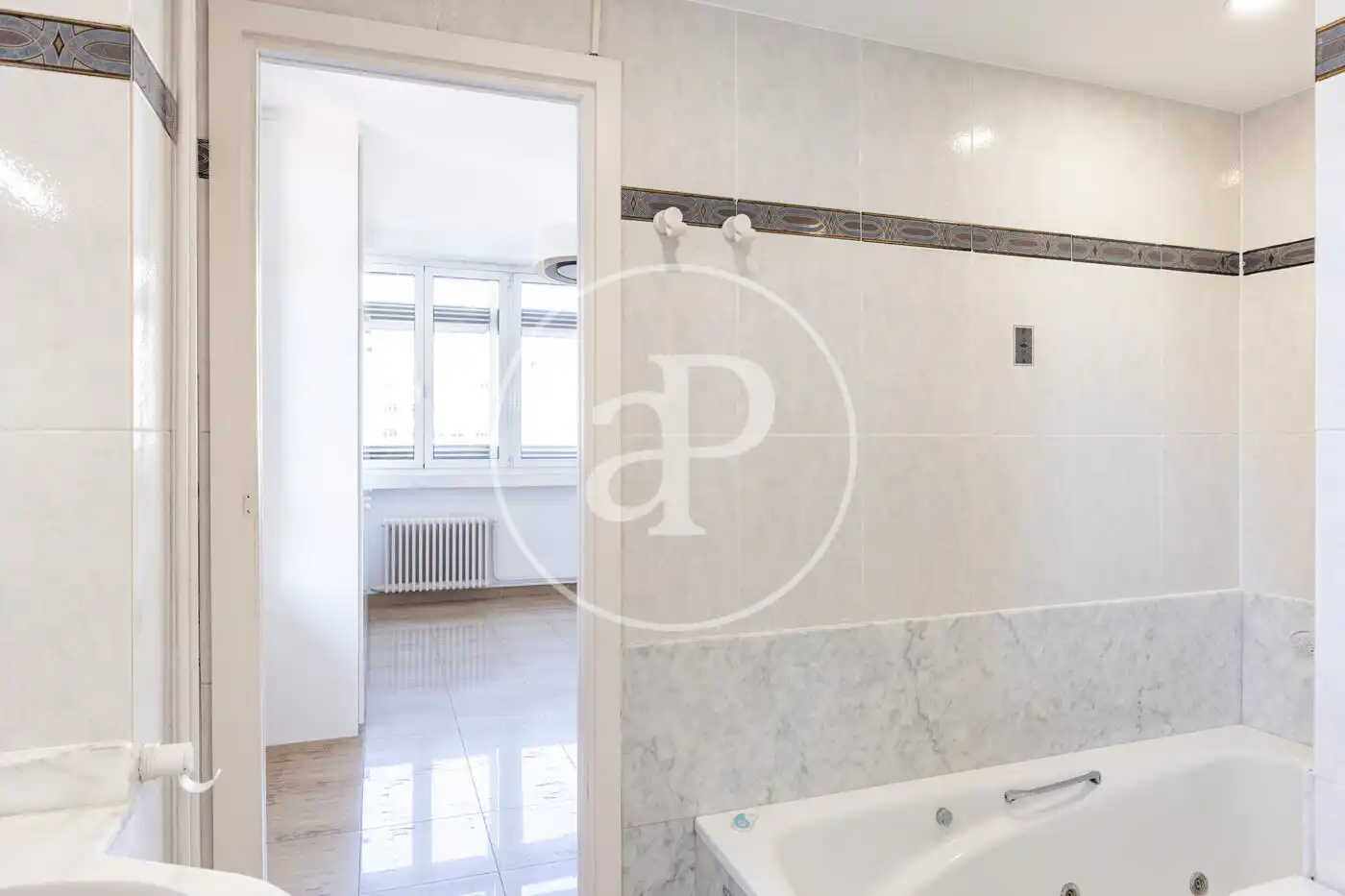 Badezimmer von Wohnung zum Verkauf in Barcelona mit Heizung und Privatgarten