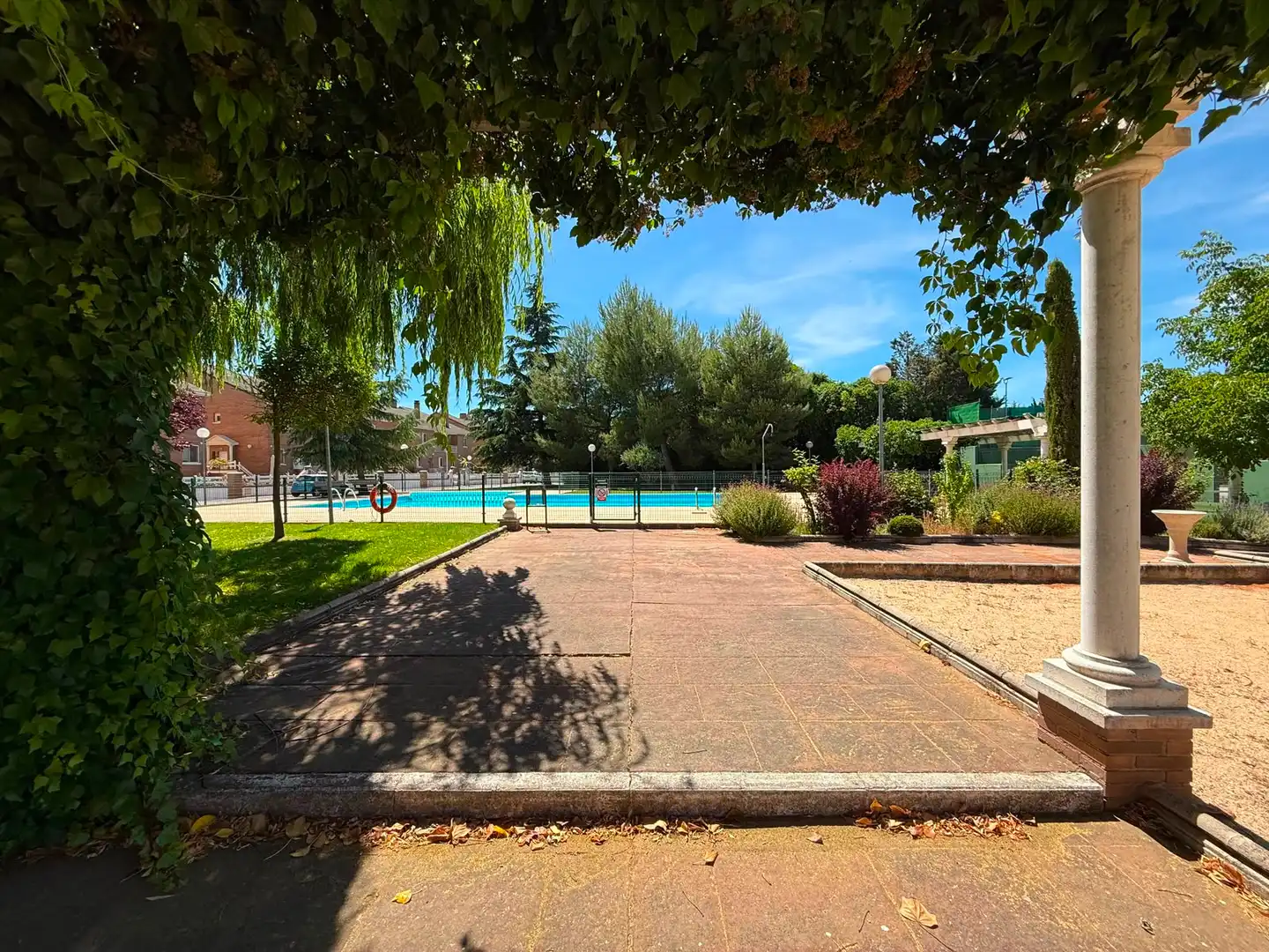 Schwimmbecken von Einfamilien-Reihenhaus zum Verkauf in Santa Marta de Tormes mit Klimaanlage, Heizung und Privatgarten