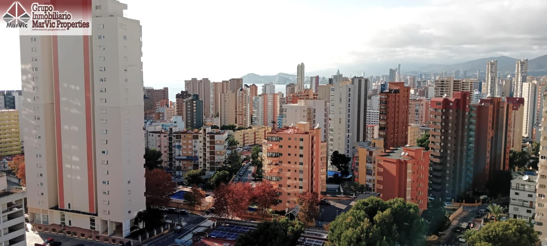 Vista exterior de Piso en venta en Benidorm con Jardín privado, Terraza y Piscina comunitaria