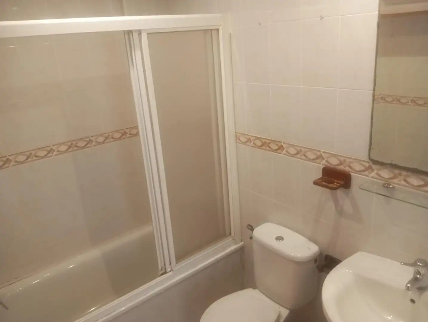 Badezimmer von Einfamilien-Reihenhaus zum Verkauf in Algeciras mit Privatgarten und Gemeinschaftspool
