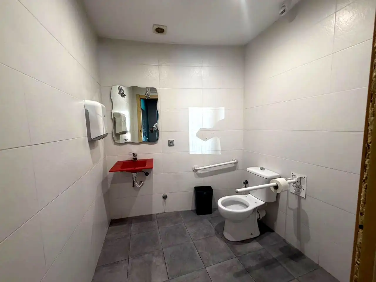 Badezimmer von Geschaftsraum zur Miete in Condequinto