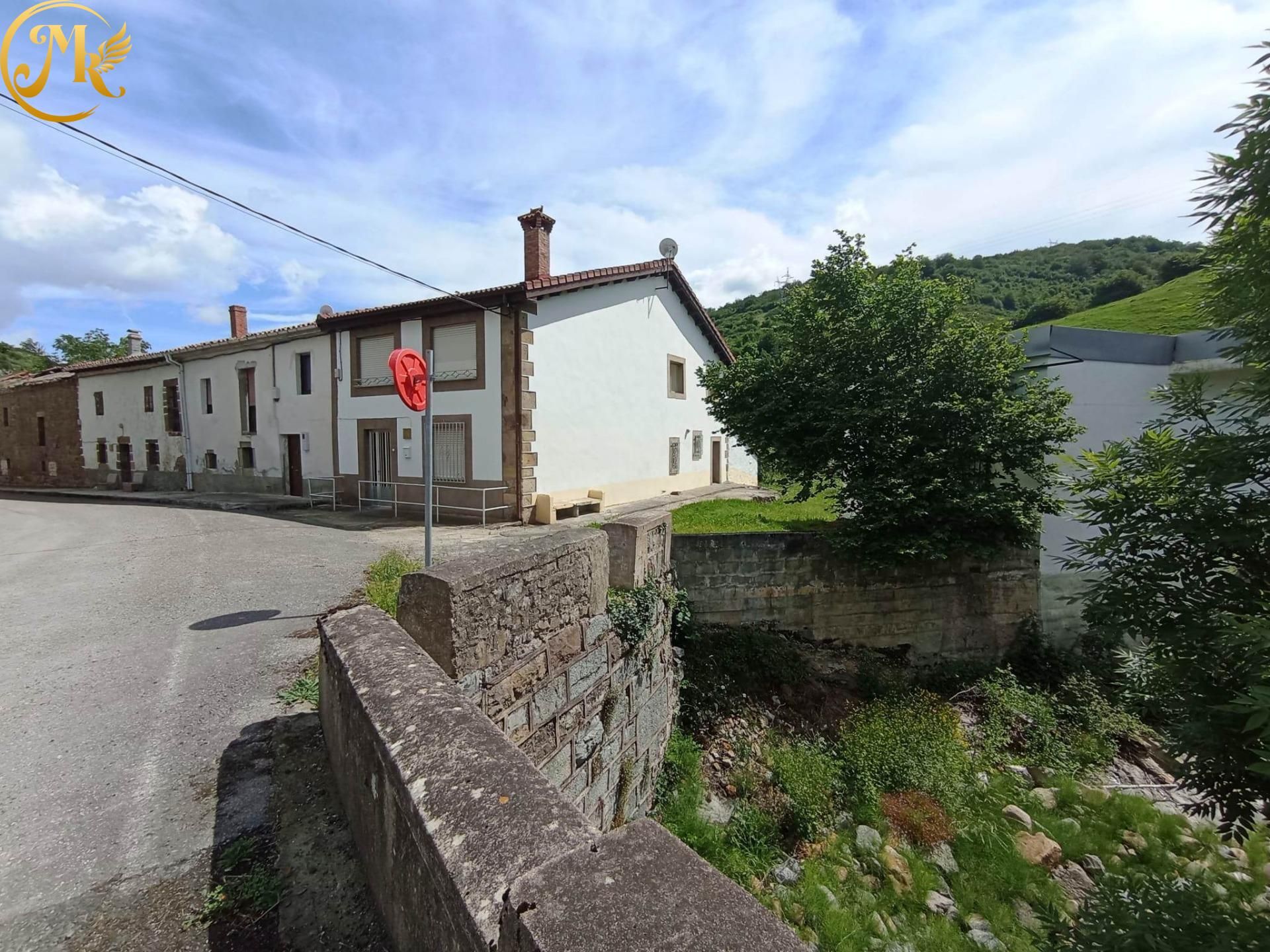 Vista exterior de Casa o xalet en venda en Reinosa amb Calefacció, Jardí privat i Terrassa