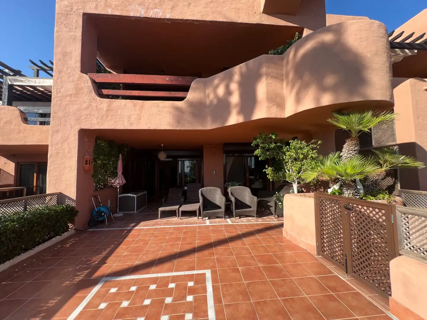 Terrasse von Wohnung zum Verkauf in Estepona mit Klimaanlage, Privatgarten und Terrasse