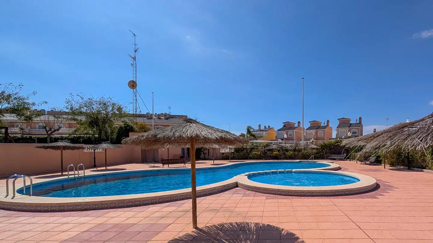 Piscina de Casa adosada en venda en Santa Pola amb Aire condicionat, Jardí privat i Terrassa