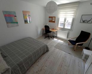 Dormitori de Apartament per a compartir en Bilbao  amb Moblat, Forn i Rentadora