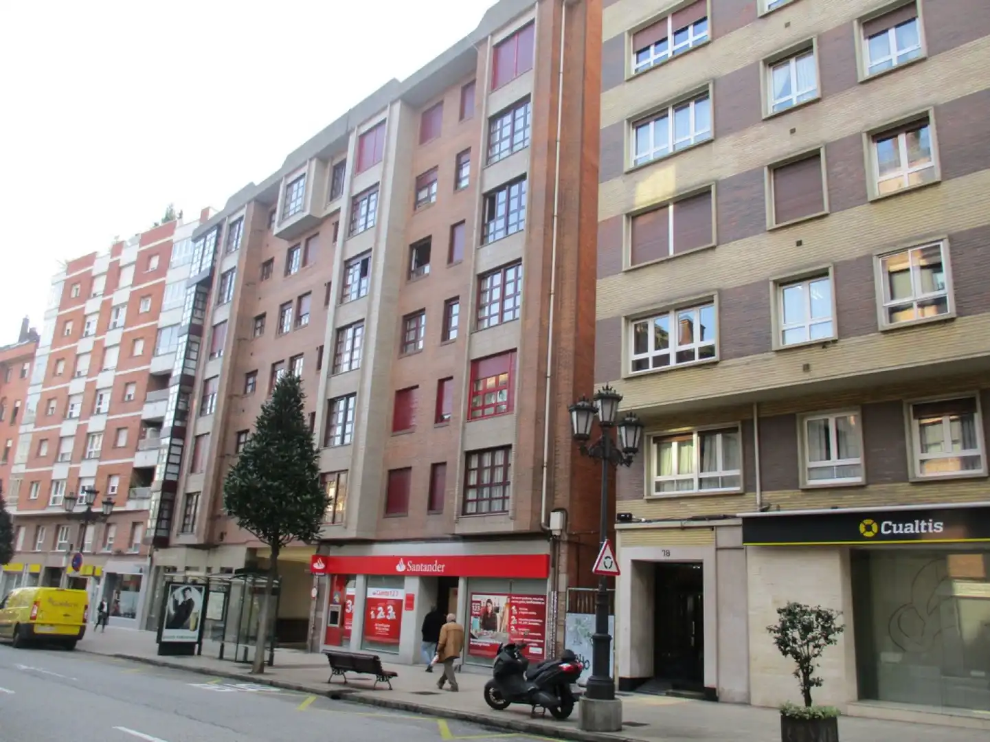 Vista exterior de Àtic en venda en Oviedo  amb Calefacció, Jardí privat i Parquet
