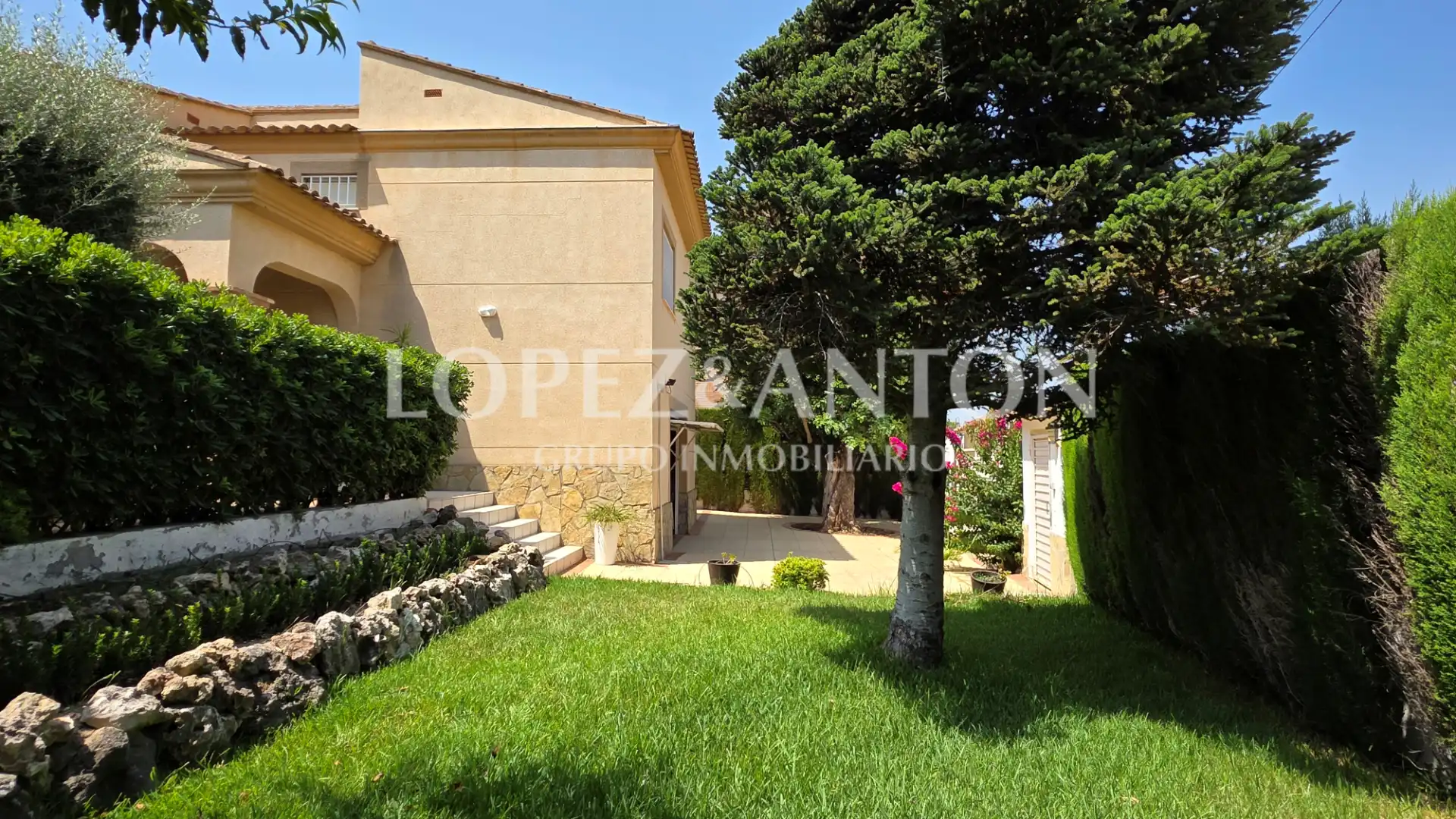 Vista exterior de Casa o xalet en venda en L'Eliana amb Aire condicionat, Calefacció i Jardí privat