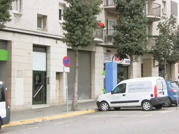 Local comercial de lloguer a De la Republica 145