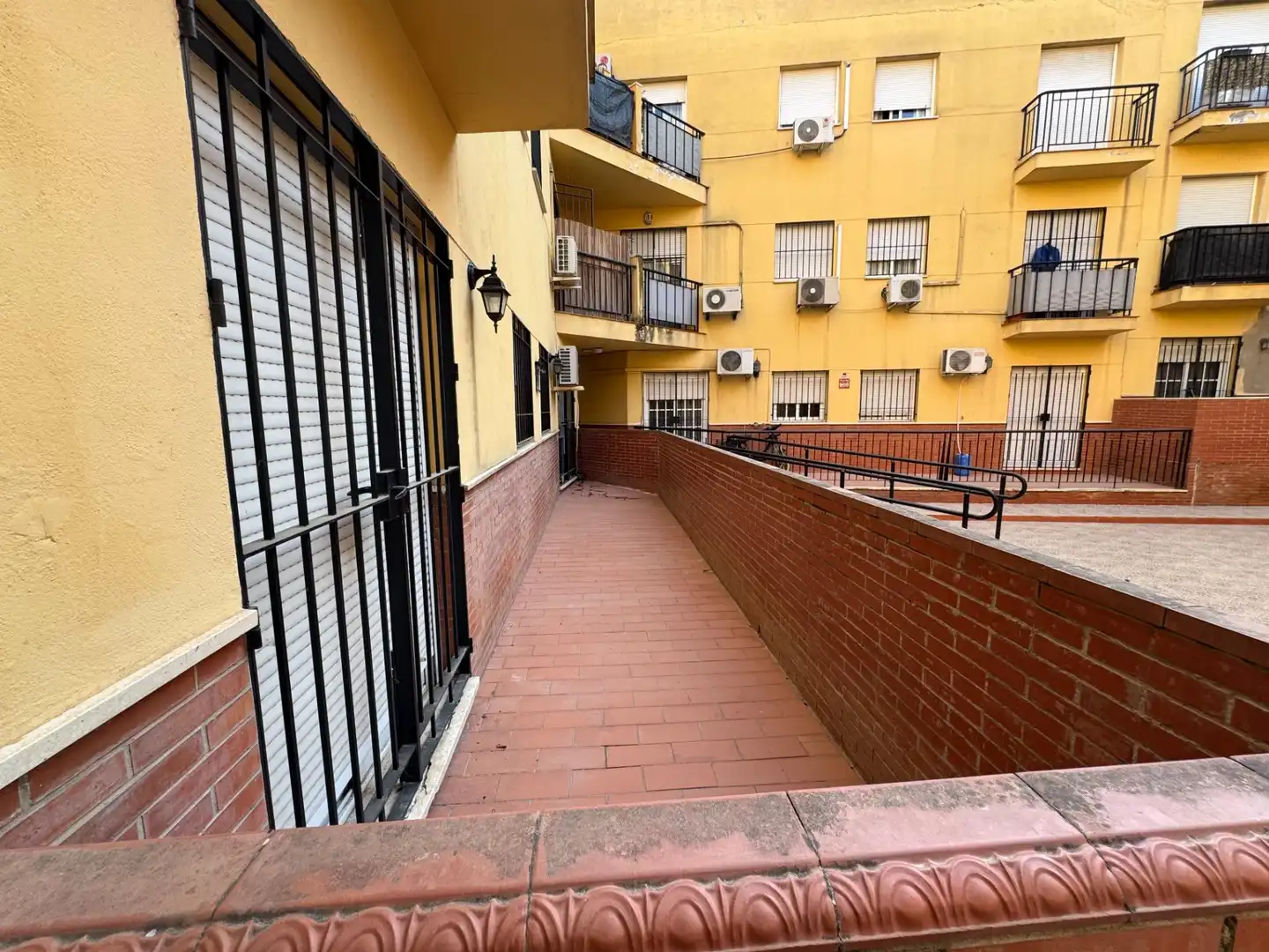 Außenansicht von Erdgeschoss zum Verkauf in Dos Hermanas mit Klimaanlage, Heizung und Terrasse