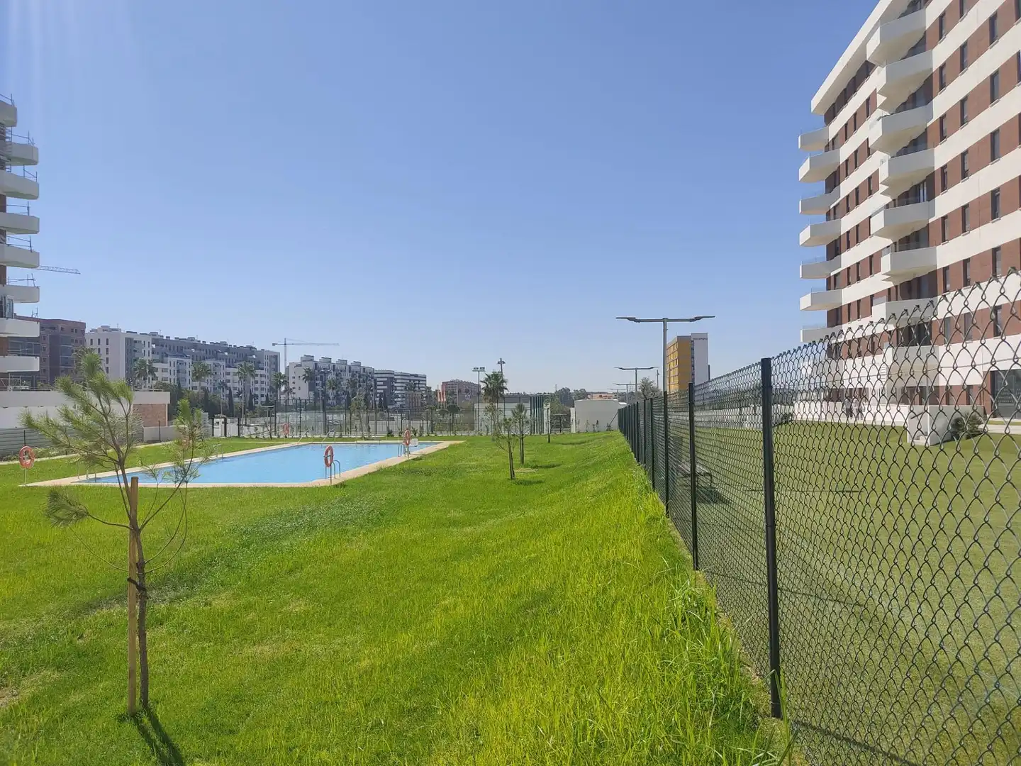 Pis amb piscina de lloguer a Entrenúcleos
