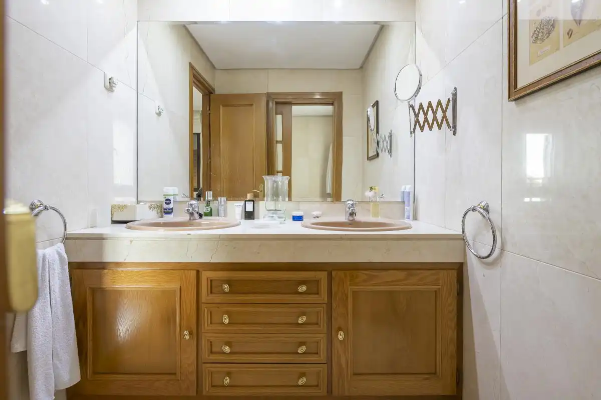 Baño de Casa adosada en venta en Madrid con Aire acondicionado, Calefacción y Jardín privado