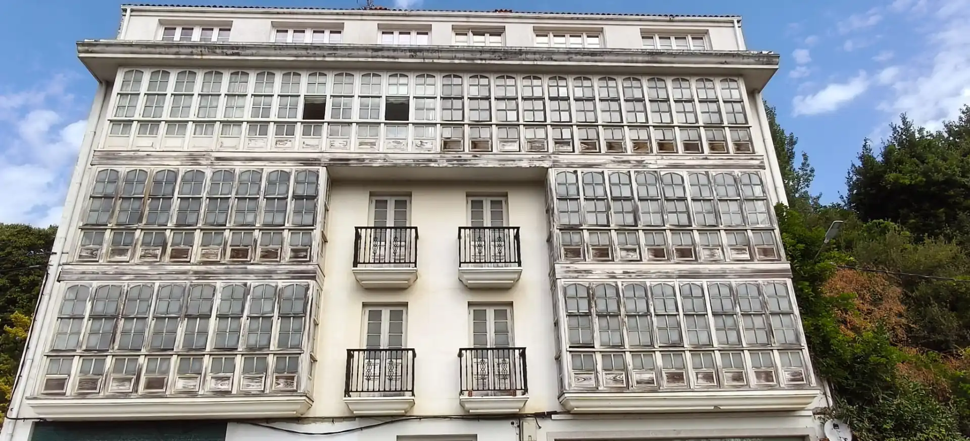 Vista exterior de Pis en venda en Cedeira amb Parquet i Balcó