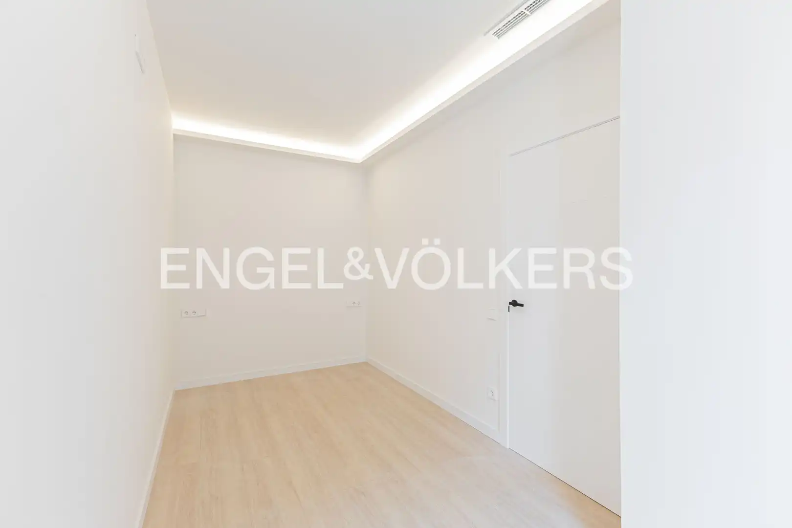 Flat for sale in Barcelona  with Air Conditioner, Heating and Private garden