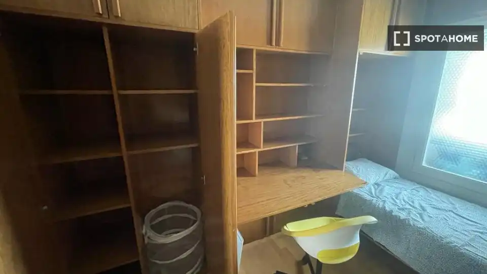 Bedroom of Flat for share in Barcelona  with Air Conditioner, Heating and Furnished
