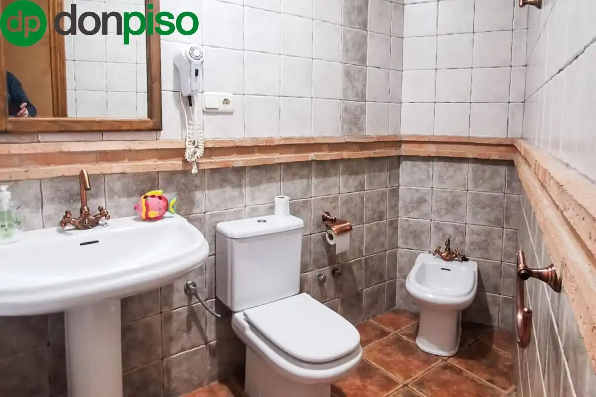 Baño de Local en venta en Pinos Genil con Terraza