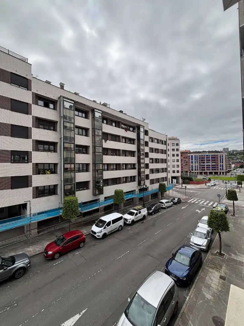Vista exterior de Piso en venta en Oviedo  con Calefacción, Parquet y Trastero